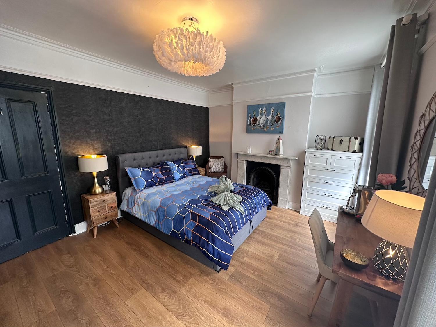 Large Bedroom In Beautiful House London Exterior photo