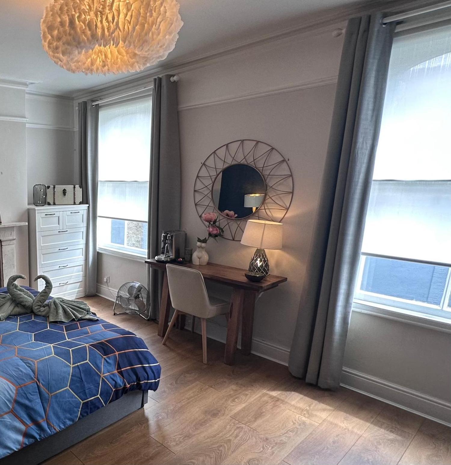 Large Bedroom In Beautiful House London Exterior photo